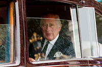 Le roi Charles III est rentre a Buckingham, ou le cercueil de la reine est arrive mardi.
