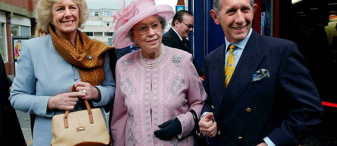 Mary Reynolds, entouree des sosies du prince Charles (Peter Hugo) et de Camilla (Wendy Ellis) en 2005.
