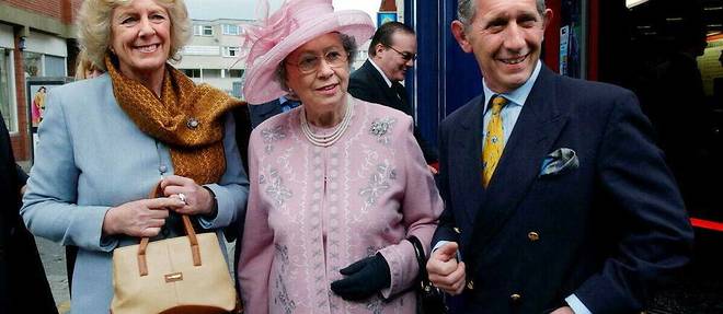 Mary Reynolds, entourée des sosies du prince Charles (Peter Hugo) et de Camilla (Wendy Ellis) en 2005.
