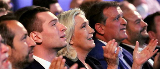Marine Le Pen, entouree de Sebastien Chenu, Jordan Bardella et Louis Aliot, au congres du RN en 2021.
