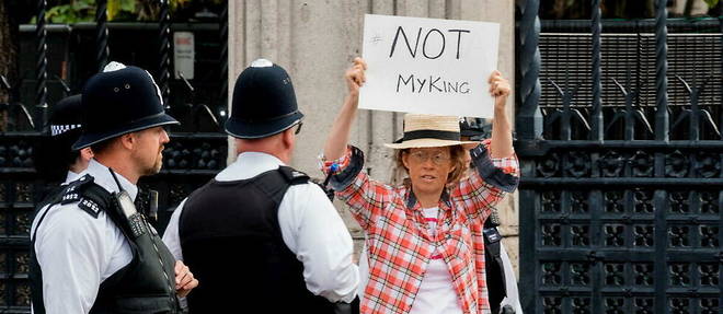 Un manifestant antimonarchie brandit une pancarte << Not My KIng >> (ce n'est pas mon roi)  devant le Parlement, a Londres, le 12 septembre.
