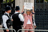 Un manifestant antimonarchie brandit une pancarte « Not My KIng » (ce n'est pas mon roi)  devant le Parlement, à Londres, le 12 septembre.
