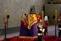Mort d'Elizabeth II : le public commence &agrave; se recueillir devant son&nbsp;cercueil