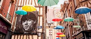  Sous une voûte de parapluies, rue Massacre, le portrait du rockeur rouennais Dominique Laboubée, leader des Dogs, décédé en 2002. 