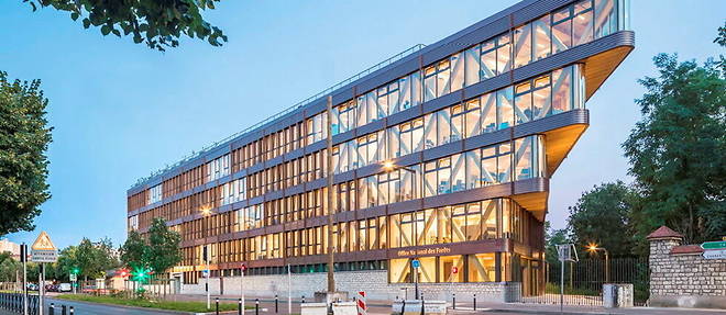 L'edifice, qui allie bureaux traditionnels et espaces collectifs, est habille de metal, de verre et de bois issu de forets gerees durablement par l'ONF.