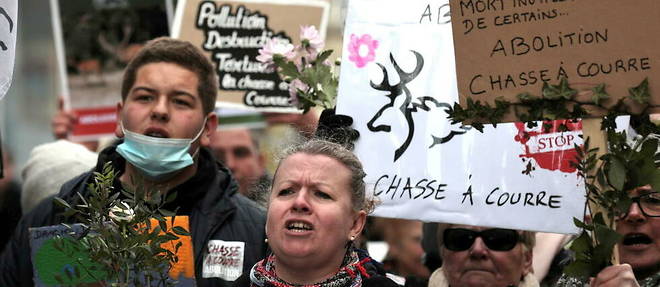 Une manifestation contre la chasse a courre a Compiegne, le 2 avril 2022.
