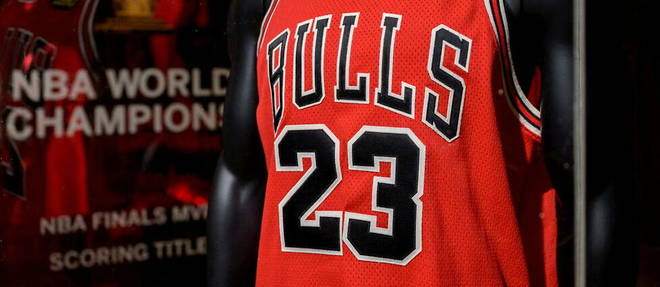 Le maillot numero 23 des Bulls de Michael Jordan a ete vendu plus de 10 millions de dollars, un record.
