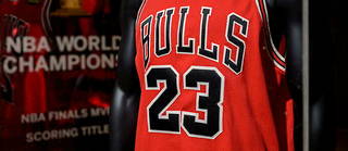 Le maillot numéro 23 des Bulls de Michael Jordan a été vendu plus de 10 millions de dollars, un record.
