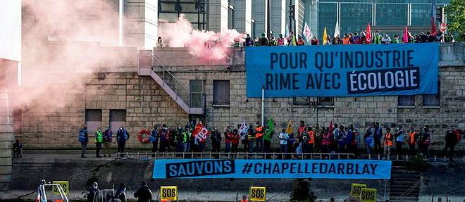  Mobilisation contre la fermeture de Chapelle-Darblay au pied du ministere des Finances, a Paris, le 28 avril 2021.   (C)GEOFFROY VAN DER HASSELT