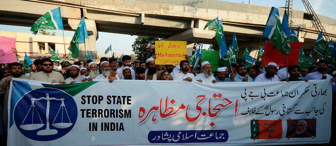 Des partisans du parti islamique et politique pakistanais Jamaat Islami crient des slogans anti-indiens contre les remarques sur le prophete Mahomet faites par un responsable du parti au pouvoir en Inde, lors d'une manifestation a Peshawar, au Pakistan, le 8 juin 2022. 
