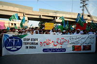 Des partisans du parti islamique et politique pakistanais Jamaat Islami crient des slogans anti-indiens contre les remarques sur le prophète Mahomet faites par un responsable du parti au pouvoir en Inde, lors d'une manifestation à Peshawar, au Pakistan, le 8 juin 2022. 

