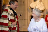 Elizabeth II et Edward Fitzalan-Howard, duc de Norfolk, au palais de Westminster, le 4 juin 2014.  
