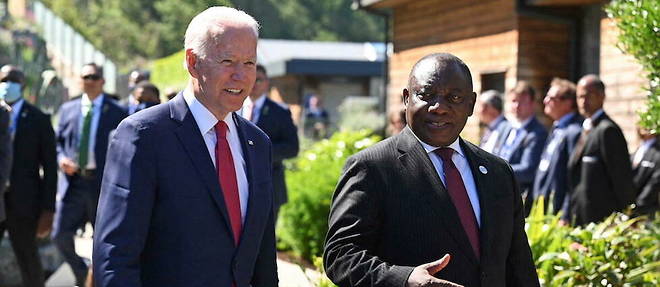 Le president americain Joe Biden (a gauche) et son homologue sud-africain Cyril Ramaphosa (a droite), lors d'une reunion du G7 a Cornwall, en Angleterre, le 12 juin 2021.
