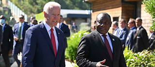 Le président américain Joe Biden (à gauche) et son homologue sud-africain Cyril Ramaphosa (à droite), lors d'une réunion du G7 à Cornwall, en Angleterre, le 12 juin 2021.
