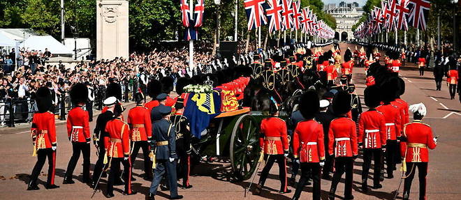 Le 14 septembre, le cercueil de la reine Elizabeth II a quitte le palais de Buckingham pour rejoindre le palais de Westminster.
