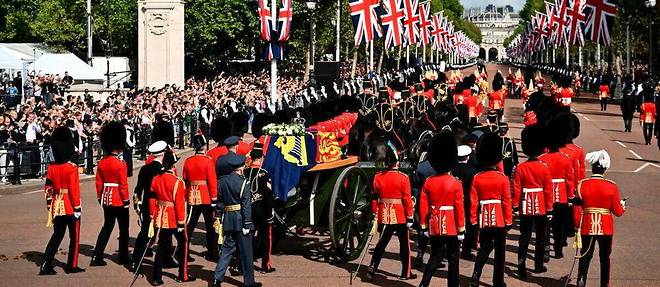 Le 14 septembre, le cercueil de la reine Elizabeth II a quitté le palais de Buckingham pour rejoindre le palais de Westminster.
