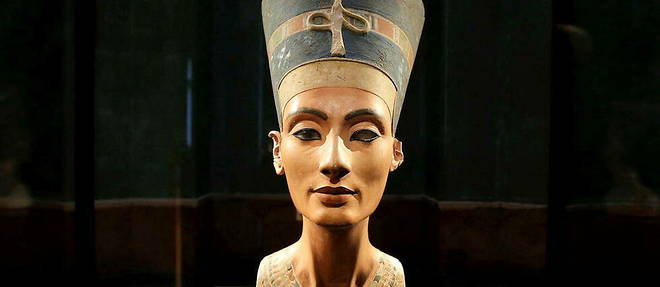 Nefertiti a vecu entre 1370 et 1330 avant notre ere. Elle etait la femme du pharaon Akhenaton.
