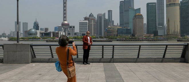 Des touristes se prennent en photo a Shanghai, le 26 avril 2022.
