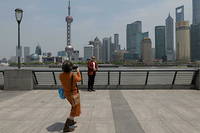 Des touristes se prennent en photo a Shanghai, le 26 avril 2022.
