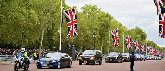 A la veille des funerailles d'Elizabeth II, Charles III remercie le public pour son soutien