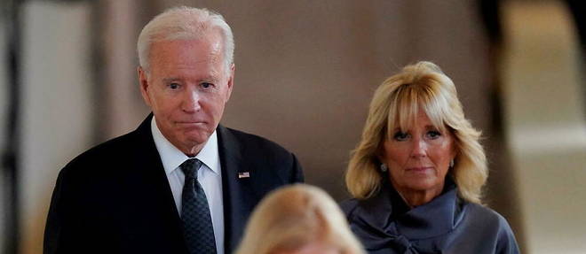 Joe Biden et son epouse se sont recueillis aupres du cercueil dimanche.
