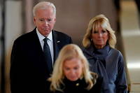 Joe Biden et son épouse se sont recueillis auprès du cercueil dimanche.
