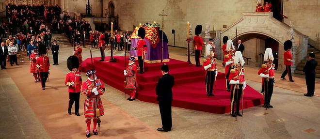 Des milliers de Britanniques sont venus se recueillir devant le cercueil d'Elizabeth II.
