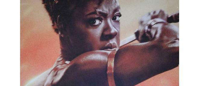 Détails de l'affiche du film  The Woman King  avec Viola Davis sous les traits de l’héroïque leader Nansica. Le film s’inspire librement de l'histoire de la célèbre armée des Amazones du Dahomey. Il est réalisé par Gina Prince-Bythewood.
