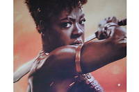 Details de l'affiche du film  The Woman King  avec Viola Davis sous les traits de l'heroique leader Nansica. Le film s'inspire librement de l'histoire de la celebre armee des Amazones du Dahomey. Il est realise par Gina Prince-Bythewood.
