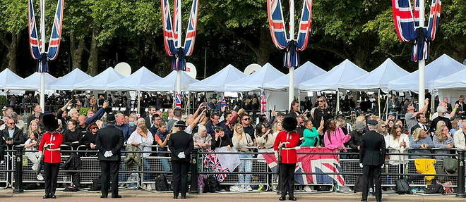 Des dizaines de milliers de Britanniques ont accompagne le cortege royal lors des funerailles de la reine Elisabeth II, lundi 19 septembre, a Londres. 
