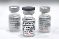 Des flacons du nouveau vaccin bivalent développé par Pfizer-BioNtech contre le Covid-19.
