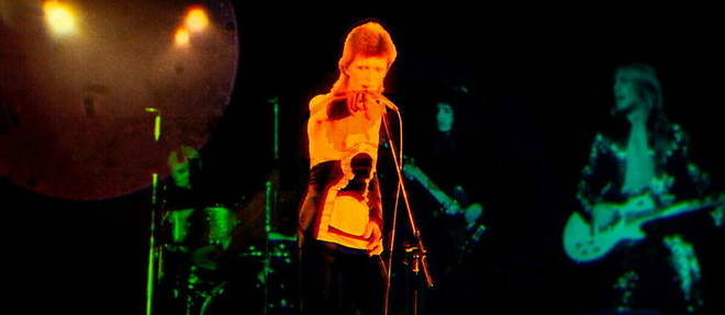 David Bowie sur scene en 1973 a Los Angeles a l'epoque de Ziggy Stardust.

