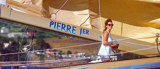   En remportant en 1990 la Route du rhum à la barre de « Pierre I er  », Florence Arthaud, la « petite fiancée de l’Atlantique », entre dans l’Histoire : c’est la première femme à inscrire son nom au palmarès de cette course transatlantique en solitaire.  ©CLEMENT