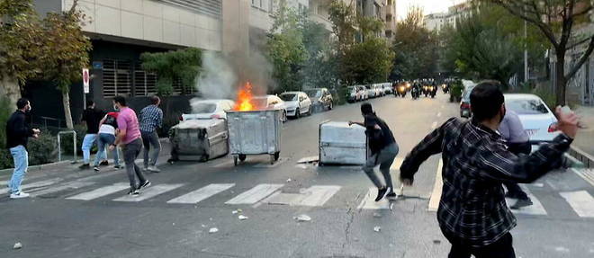 Trois personnes sont mortes au cours de mouvements de protestation contre la mort de Mahsa Amini.
Trois personnes sont mortes au cours de mouvements de protestation contre la mort de Mahsa Amini.