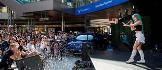  Le 14 juillet 2022 à Santa Monica (Californie), VinFast inaugure en fanfare l’une de ses six premières concessions automobiles aux États-Unis.  ©Casey Rodgers/AP/SIPA