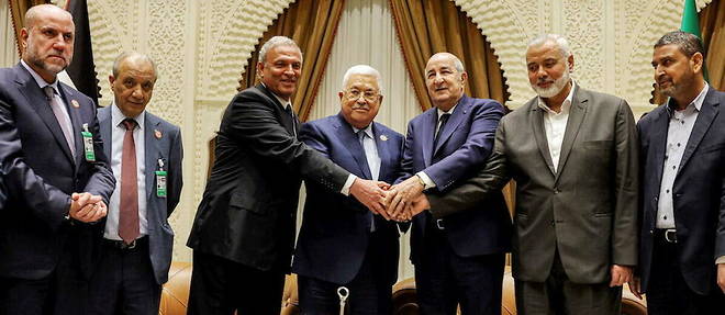 Le 5 juillet dernier, a l'occasion du 60e anniversaire de l'independance du pays, le president algerien Abdelmadjid Tebboune ( au centre a gauche de l'image) avait reuni a Alger le president palestinien Mahmoud Abbas (a droite du president algerien) et le chef du bureau politique du Hamas, Ismail Haniyeh (a droite). 
