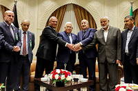 Le 5 juillet dernier, à l'occasion du 60 e  anniversaire de l'indépendance du pays, le président algérien Abdelmadjid Tebboune ( au centre à gauche de l'image) avait réuni à Alger le président palestinien Mahmoud Abbas (à droite du président algérien) et le chef du bureau politique du Hamas, Ismaïl Haniyeh (à droite). 
