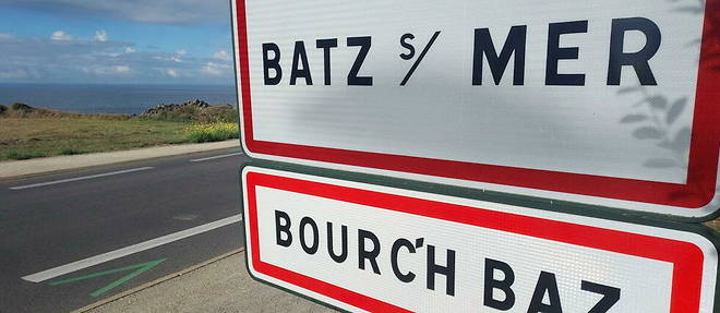 La plaque de Batz-sur-Mer avec, en fond, les eoliennes.
