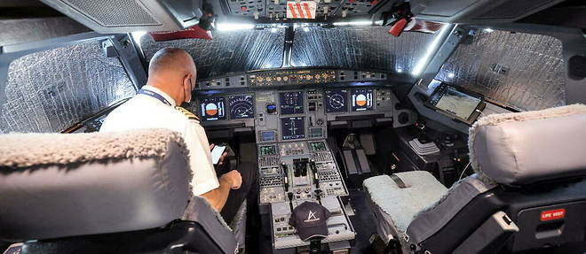 Un pilote a pris place dans le cockpit d'un Airbus ACJ320 lors d'un show aerien a Dubai, le 14 novembre 2021.
