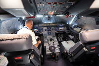 Un pilote a pris place dans le cockpit d'un Airbus ACJ320 lors d'un show aérien à Dubaï, le 14 novembre 2021.
