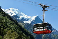 Le téléphérique de l'Aiguille du Midi a réduit sa fréquentation en cinq ans, assure le maire de Chamonix.
