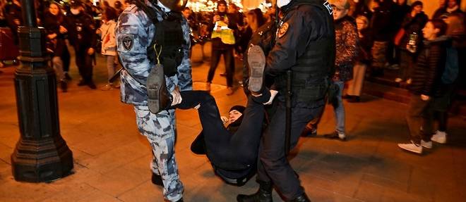 Le front ou la prison: en Russie, des manifestants arretes doivent choisir