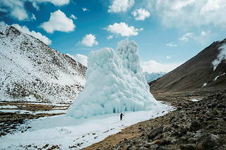  Au Ladakh, région du nord-ouest de l’Inde, bordée par l’Himalaya, ces monticules artificiels sont conçus pour être des réserves géantes d’eau.  ©Ciril Jazbec