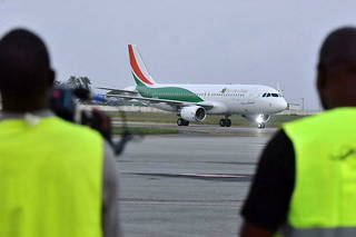 Les contrôleurs aériens de l’Agence pour la sécurité de la navigation aérienne en Afrique et à Madagascar (ASECNA) ont lancé un appel à la grève de 48 heures qui bloque le trafic de plusieurs aéroports africains. 
