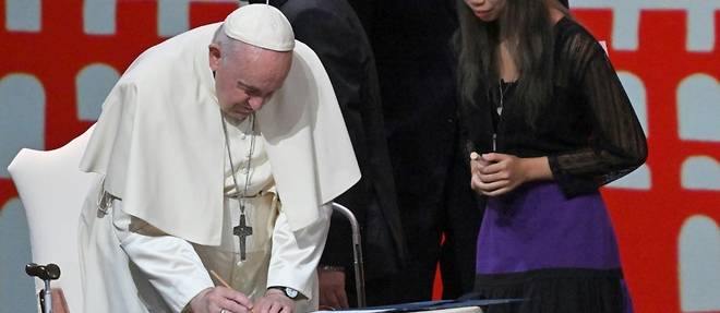 Le pape signe avec les jeunes un pacte pour "une economie de paix"