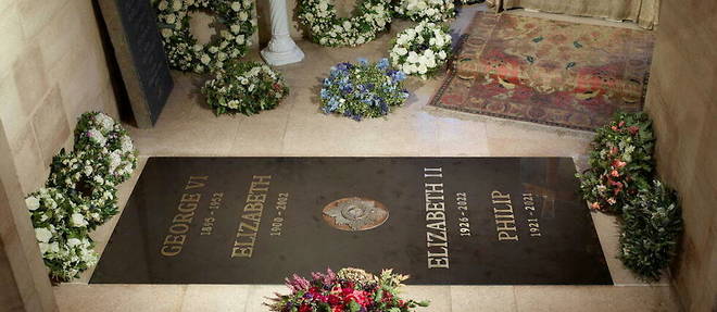 La pierre tombale porte desormais le nom d'Elizabeth II, au-dessus de celui de son mari, le prince Philip, decede en 2021.
