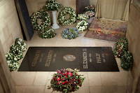 La pierre tombale porte désormais le nom d'Elizabeth II, au-dessus de celui de son mari, le prince Philip, décédé en 2021.
