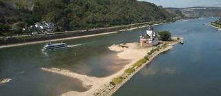 Le 21 août 2022, le niveau de l'eau du Rhin n'est pas beaucoup remonté après l'épisode majeur de sécheresse qui a touché l'Europe. Ici, à Kaub, en Allemagne.
