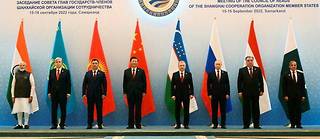 De gauche à droite : le Premier ministre indien Narendra Modi, le président du Kazakhstan Kassym-Jomart Tokayev, le président du Kyrgyzstan Sadyr Japarov, le président chinois Xi Jinping, le président ouzbeck Shavkat Mirziyoyev, le président russe Vladimir Poutine, le président du Tajikistan Emomali Rahmon et le Premier ministre pakistanais Shahbaz Sharif lors du sommet de l'organistaion de Coopération de Shanghai, à Samarkand, le 16 septembre 2022.
