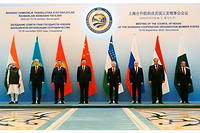 De gauche a droite : le Premier ministre indien Narendra Modi, le president du Kazakhstan Kassym-Jomart Tokayev, le president du Kyrgyzstan Sadyr Japarov, le president chinois Xi Jinping, le president ouzbeck Shavkat Mirziyoyev, le president russe Vladimir Poutine, le president du Tajikistan Emomali Rahmon et le Premier ministre pakistanais Shahbaz Sharif lors du sommet de l'organistaion de Cooperation de Shanghai, a Samarkand, le 16 septembre 2022.
